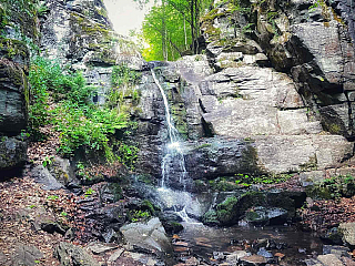 Starohutský vodopád má výšku približne 5 metrov, najkrajší je v jarnom období (Slovensko)