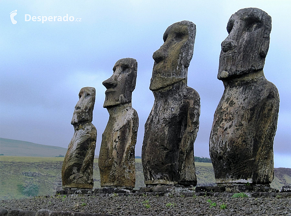 Sochy Moai na Velikonočním ostrově (Chile)