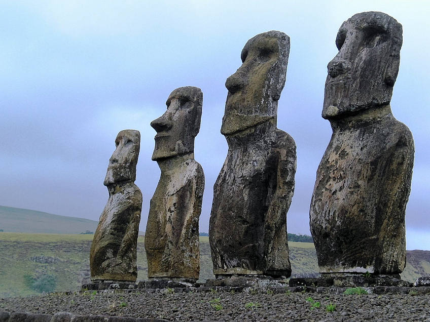 Sochy Moai na Velikonočním ostrově (Chile)