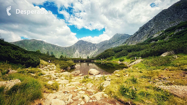 Na trase okolo Roháčskych plies sa často strieda slnko so zamračenou oblohou a teplejšie počasie s chladnejším (Slovensko)