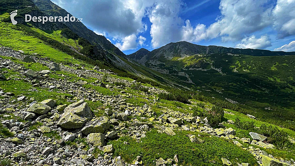 Výhľady na okolité kopce a vrchy trasou okolo Roháčskych plies (Slovensko)