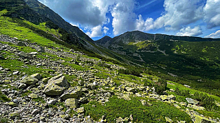 Výhľady na okolité kopce a vrchy trasou okolo Roháčskych plies (Slovensko)