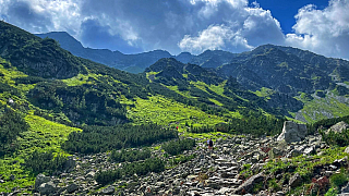 Na trase vás čakajú nádherné výhľady na okolité kopce a vrchy Západných Tatier (Slovensko)