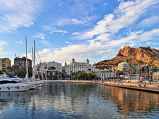 Přístavní město Alicante leží na východním pobřeží Španělska v regionu Valencie. Na své si zde přijdou milovníci historie, dlouhých písečných pláží a průzračného moře, přírodních krás, dobrého jídla i bujarého nočního života. Atraktivitu tohoto místa podtrhuje příjemné počasí po celý rok.
1....