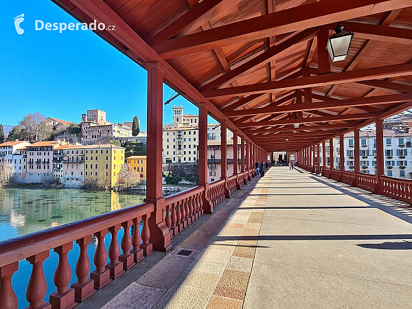 Most Ponte Vecchio v Bassano del Grappa (Veneto - Itálie)