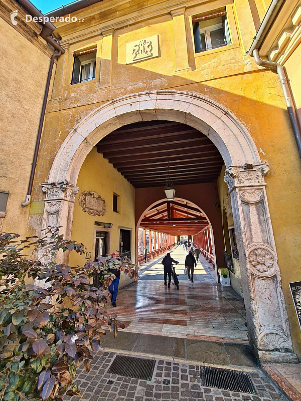 Most Ponte Vecchio v Bassano del Grappa (Veneto - Itálie)