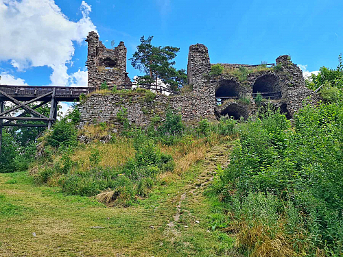 Tajemná zřícenina hradu Zubštejn na vrcholu skalního ostrohu