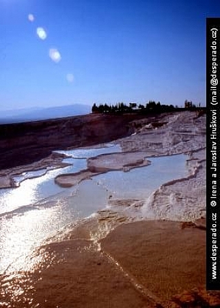 Travertinová jezírka v západu slunce v Pamukkale (Turecko)