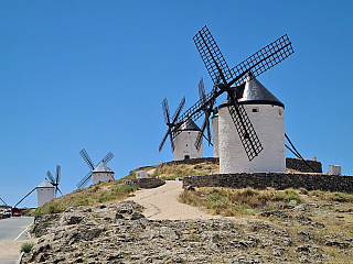 Španělská Consuegra je městem větrných mlýnů a šafránu (Španělsko)