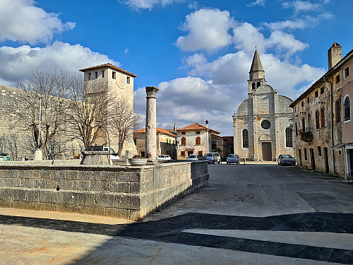 Svetvinčenat je malé městečko v jižní části střední Istrie, které je jedním z nejkrásnějších a nejzachovalejších příkladů renesanční architektury v Chorvatsku. Město je známé svým náměstím Placa, na kterém se nachází impozantní hrad Morosini-Grimani z 16. století, kostel Zvěstování Panny Marie s...