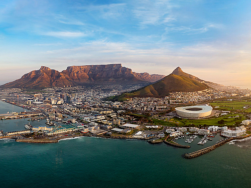 Kapské Město je druhé největší město Jihoafrické republiky, hlavní město provincie Západní Kapsko. Je to také jedno z nejatraktivnějších a nejfotogeničtějších měst na světě, díky své poloze na Kapském poloostrově, který je omýván dvěma oceány a korunován majestátní Stolovou horou. Kapské Město...