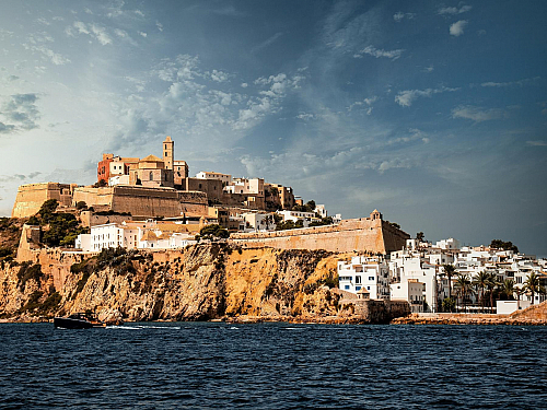 Ibiza je ostrov slunce a zábavy (Španělsko)