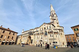 Modena je krásné a historické město v severní Itálii, které leží na jihu Pádské nížiny. Je známé svou bohatou kuchyní, výrobou tradičního balzamikového octa a automobilovým průmyslem. Je to také rodiště slavného operního tenora Luciana Pavarottiho a legendárního zakladatele Ferrari Enza...