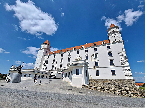 Bratislavský hrad je symbolem slovenské historie a kultury (Slovensko)