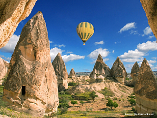 Horkovzdušný balón letící nad Kappadokií (Turecko)