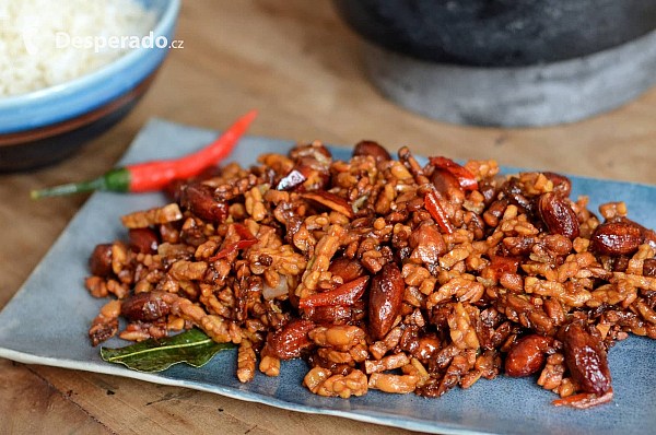 Typicke indoneske jidlo, smazeny tempeh (Indonésie)