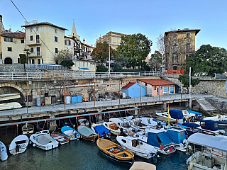 Lovran, malebné město na pobřeží Istrie v Chorvatsku, je oázou klidu a pohody. Tento historický poklad, který kdysi hrál klíčovou roli v římské a benátské námořní tradici, je dnes idylickým útočištěm pro cestovatele hledající autentickou chorvatskou atmosféru.
Jméno Lovran pochází z chorvatského...