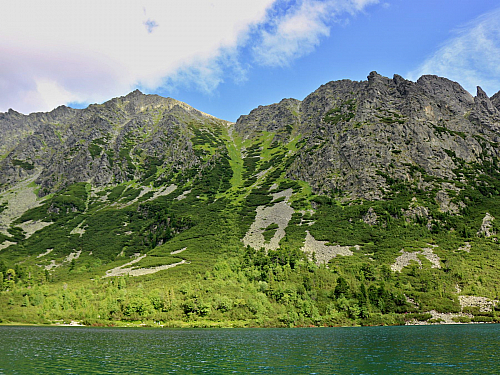 Na úbočí Vysokých Tater, uprostřed nádherné horské scenérie, se skrývá jedno z nejúchvatnějších jezer na Slovensku - Skalnaté pleso. Toto malebné horské jezero přitahuje návštěvníky svou krásou a neuvěřitelným okolím, a je jedním z těch míst, která byste si neměli nechat ujít během svého...