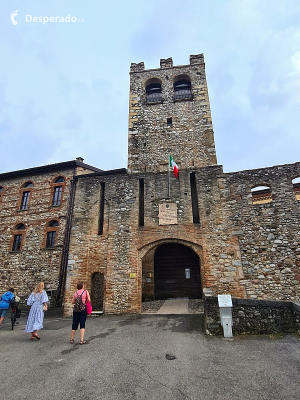 Castello di Desenzano v Desenzano del Garda (Lombardie - Itálie)