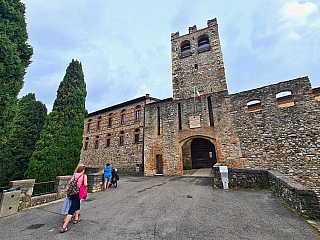 Objevte kouzlo Desenzano del Garda a jeho středověkého hradu (Itálie)