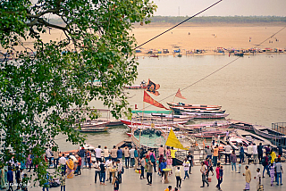 Pohled z Ghát na řeku Gangu (Varanasi - Indie)