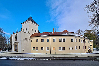 Na úpatí Hostýnských vrchů ve Zlínském kraji, v malebném městečku Bystřice pod Hostýnem, stojí jeden z klenotů Moravy – zdejší zámek. Tato historická památka láká návštěvníky svou bohatou historií, architektonickou elegancí a krásným okolím. Jeho prostory dýchají noblesou minulých staletí a...