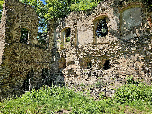 Hrad Vikštejn: Kamenný svědek dějin nad řekou Moravicí
