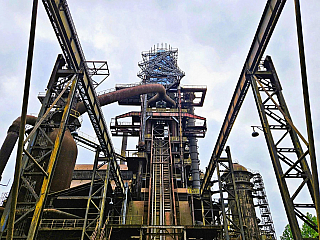 Bolt Tower: Z pece do oblak
