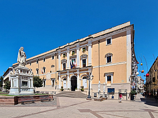 Piazza Eleonora v Oristano (Sardinie - Itálie)