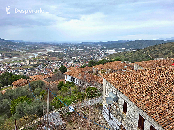 Výhled z hradu na údolí řeky Osum (Berat, Albánie)