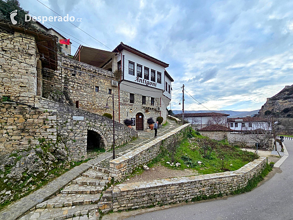 Tradiční restaurace v uličkách hradu (Berat, Albánie)