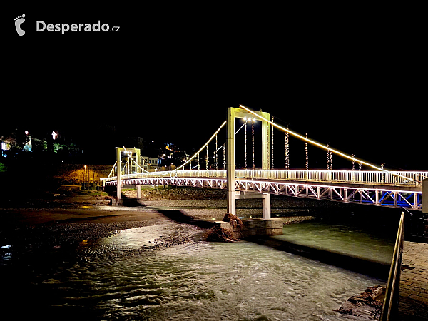 Osvětlená lávka přes řeku Osum (Berat, Albánie)