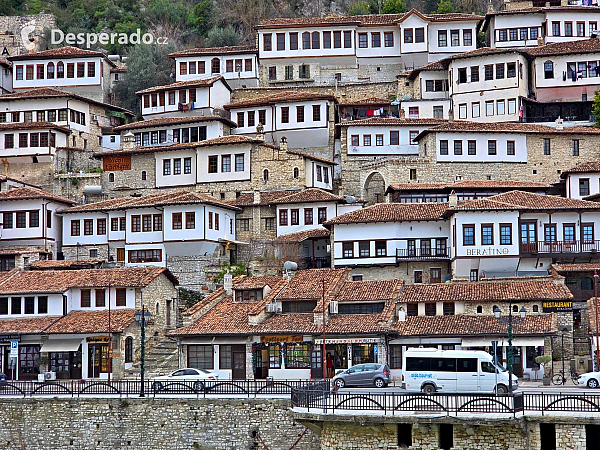 Unikátní architektura osmanských domů (Berat, Albánie)