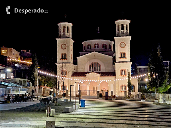 Noční osvětlení katedrály sv. Demetria (Berat, Albánie)