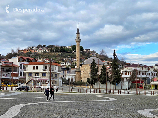 Olověná mešita (Lead Mosque) na náměstí (Berat, Albánie)