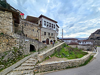 Tradiční restaurace v uličkách hradu (Berat, Albánie)