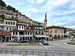 Mešita Xhamia e Beqareve a historické domy (Berat, Albánie)