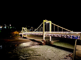 Osvětlená lávka přes řeku Osum (Berat, Albánie)