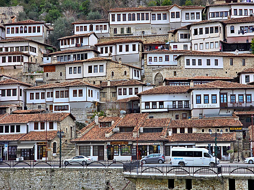 Unikátní architektura osmanských domů (Berat, Albánie)