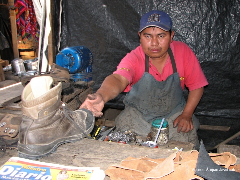 Opravář obuvi (Guatemala)