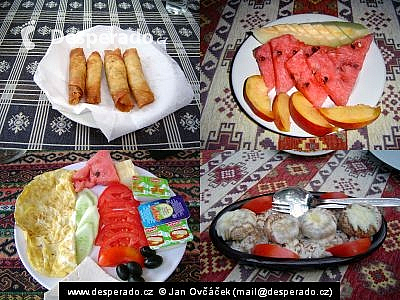 Zapekáné listové těsto se sýrem, ovocný salát, turecká snídaně a zapečené žampiony (Turecko)