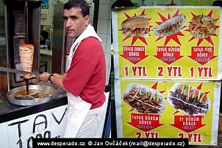 Typický obrázek z tureckých ulic – příprava kebabu (Turecko)