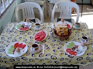 Snídaně na terase hotelu v Selcuku (Turecko)