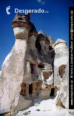 Valley of Fairy Chimneys, krajina mezi Zelve a Göreme (Turecko)