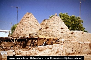 Starodávné domy připomínající včelí úly v Harran (Turecko)