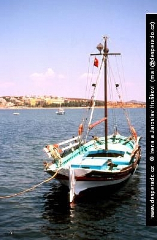 Loď na nábřeží v Ayvaliku, v pozadí ostrov Alibey (Turecko)