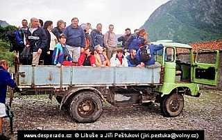 Normálně doprava Karosou, ale do hor přijde vhod i stará IFA ... vesnička Xhaj (Albánie)