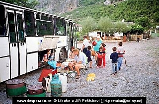 Xhaj, příprava večeře za dozoru místních dětí, psi zatím chybí (Albánie)