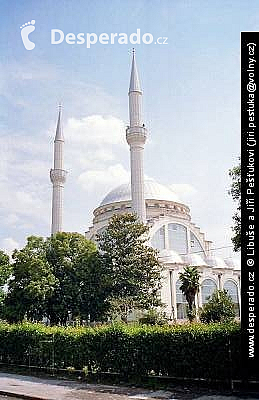 Centrum Shkodry, mešity již znovu mají minarety (Albánie)