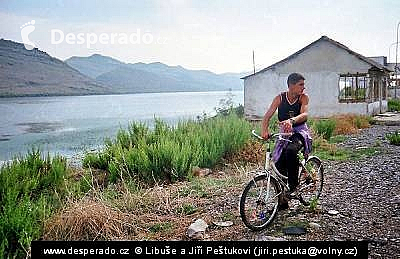 Han i Hotit, Albánie, místní chlapec, v poradí Skadarské jezero (Albánie)